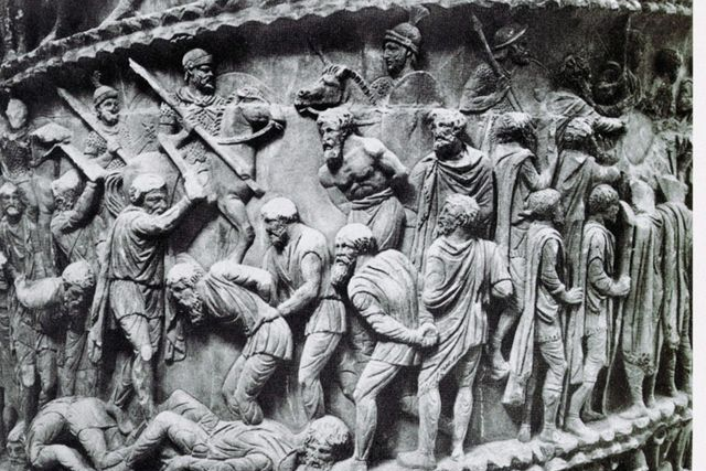 Reliefplatte von der Säule des Marcus Aurelius in Rom, Ende 2. Jh. n. Chr.: Exekution von Gefangenen