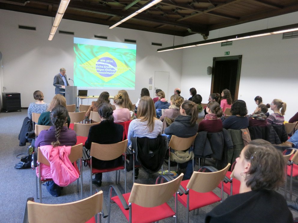 Herr Prof. Dr. Anhuf referiert &uuml;ber die Auswirkungen sportlicher Gro&szlig;ereignisse