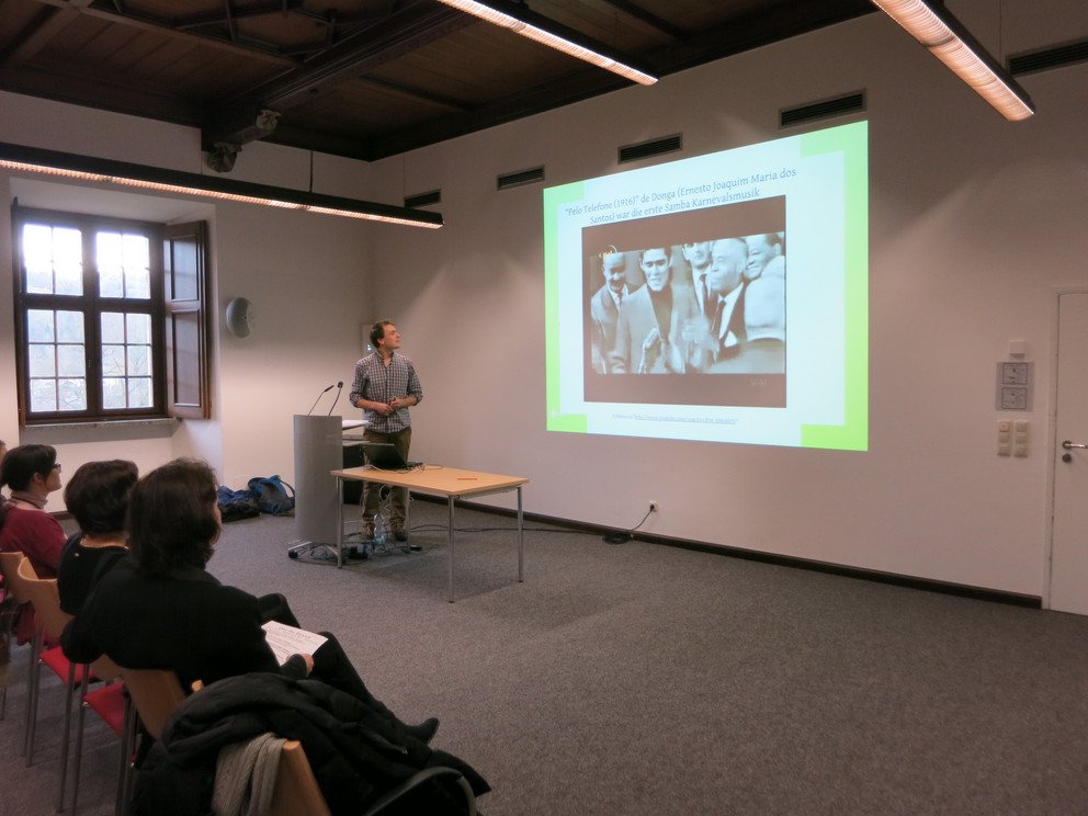 Leon Biermann mit seinem Vortrag &uuml;ber den Bossa Nova