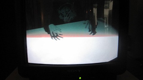 H&auml;nde werfen Schatten auf eine wei&szlig;e Oberfl&auml;che