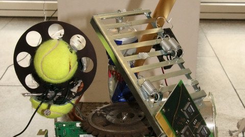 Kunstinstallation aus Metallplatten und einem Tennisball