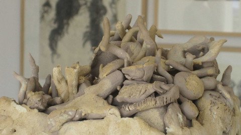 Organische Skulptur in Beige