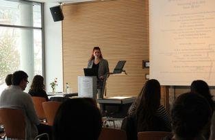 Frau Professorin Dr. Ueckmann bei der Begrüßung Frau Professorin Dr. Ueckmann bei der Begrüßung