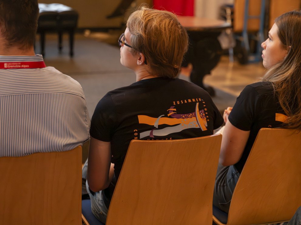 Auf dem Bild sind die Tagungs-T-Shirts mit Logo zu sehen.