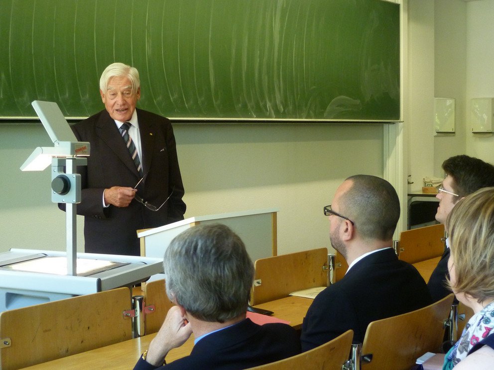  Prof. Dr. Christian Schwarz-Schilling mit Studentenen
