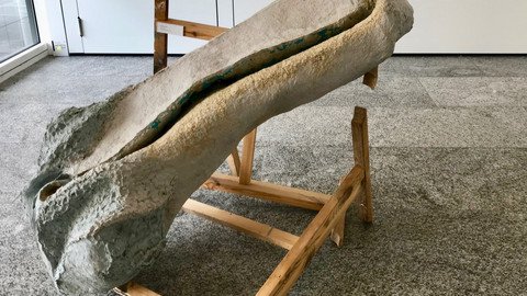 Ausstellungsst&uuml;ck Figuration und Abstraktion: Steinelement