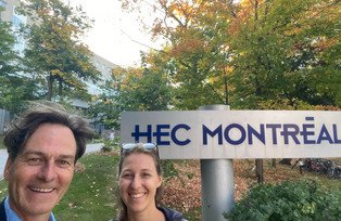 Prof. Dr. Christoph Barmeyer and Elisabeth Huber in front of the logo of HEC Montréal