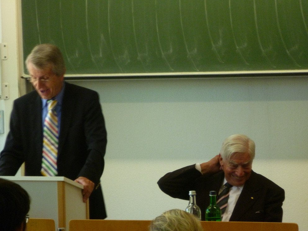  Prof. Dr. Christian Schwarz-Schilling mit Studenten