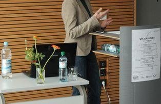 Dr. Verena Schmöller beim Vortrag über das kolumbianische Kino Dr. Verena Schmöller beim Vortrag über das kolumbianische Kino