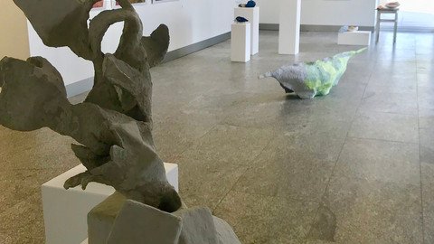 Mehrere Ausstellungsst&uuml;cke der Ausstellung Figuration und Abstraktion