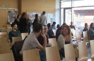 Angeregte Diskussionen zwischen den Vortr&auml;gen