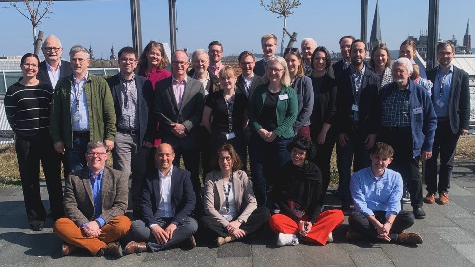 Gruppe von Menschen vor blauem Himmel