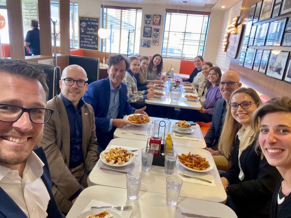 Gruppenbild im Restaurant 