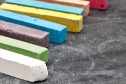 Das Bild zeigt bunte Kreiden