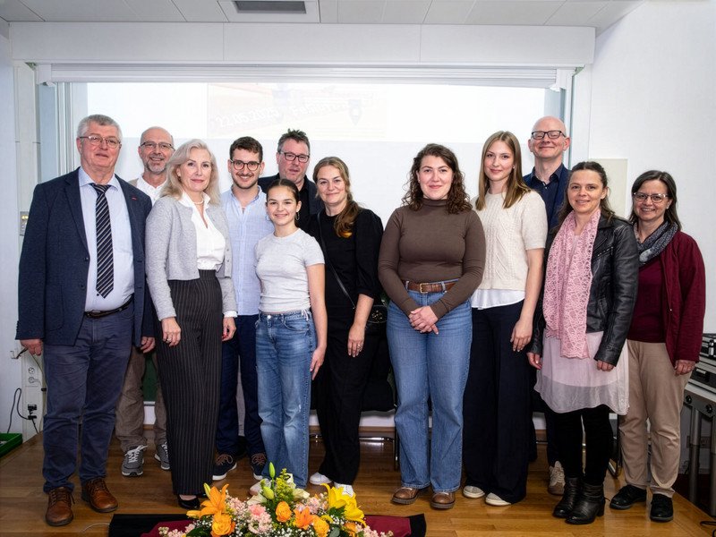 Ehrengäste bei der Veranstaltung "Zeit für Helden" Foto: Stefanie Hintermayr Ehrengäste bei der Veranstaltung "Zeit für Helden" Über 25 Jahre "Local heroes" freuen sich neben Projektinitiator Prof. Dr. Hans Mendl (li.) und weiteren Akteuren gerade auch die sozialen Helden Elias Wandl (4.v.l.), Marie zur Linden (5.v.r.) und Franziska Büschel (4.v.r.). Foto: Stefanie Hintermayr