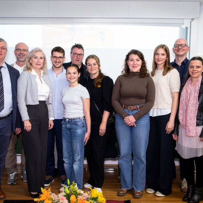 Ehreng&auml;ste bei der Veranstaltung "Zeit f&uuml;r Helden" &Uuml;ber 25 Jahre "Local heroes" freuen sich neben Projektinitiator Prof. Dr. Hans Mendl (li.) und weiteren Akteuren gerade auch die sozialen Helden Elias Wandl (4.v.l.), Marie zur Linden (5.v.r.) und Franziska B&uuml;schel (4.v.r.). Foto: Stefanie Hintermayr