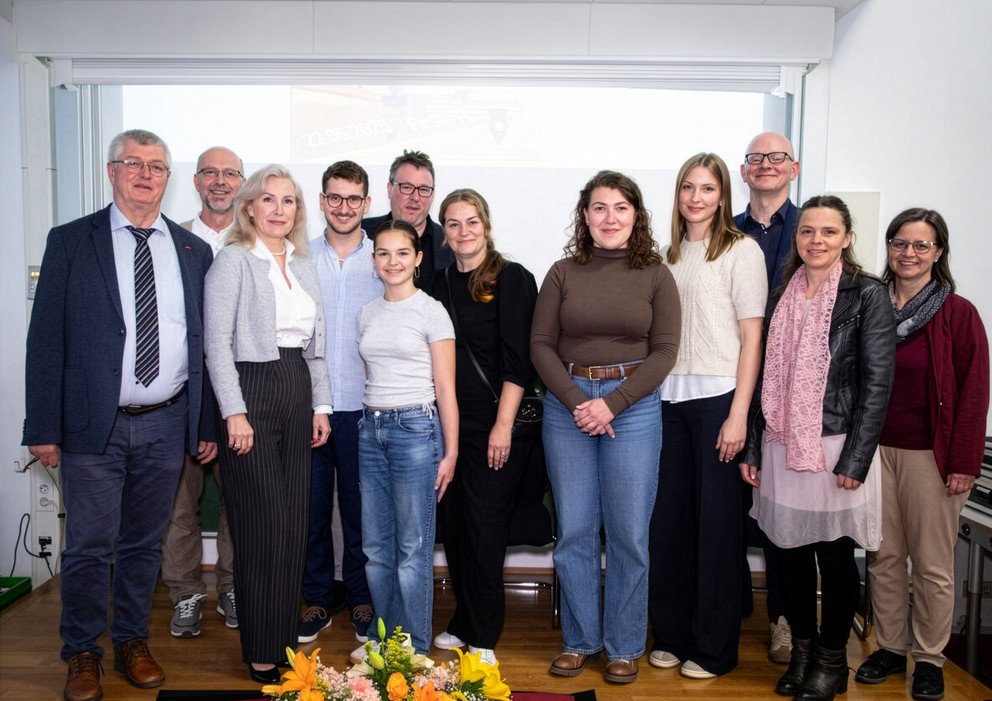 Ehreng&auml;ste bei der Veranstaltung "Zeit f&uuml;r Helden" &Uuml;ber 25 Jahre "Local heroes" freuen sich neben Projektinitiator Prof. Dr. Hans Mendl (li.) und weiteren Akteuren gerade auch die sozialen Helden Elias Wandl (4.v.l.), Marie zur Linden (5.v.r.) und Franziska B&uuml;schel (4.v.r.). Foto: Stefanie Hintermayr