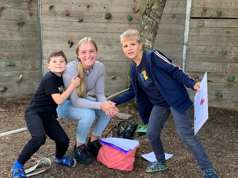 Foto Studierende mit Sch&uuml;lern