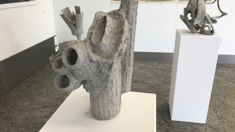 Ausstellungsst&uuml;ck Figuration und Abstraktion: organisch geformtes Element