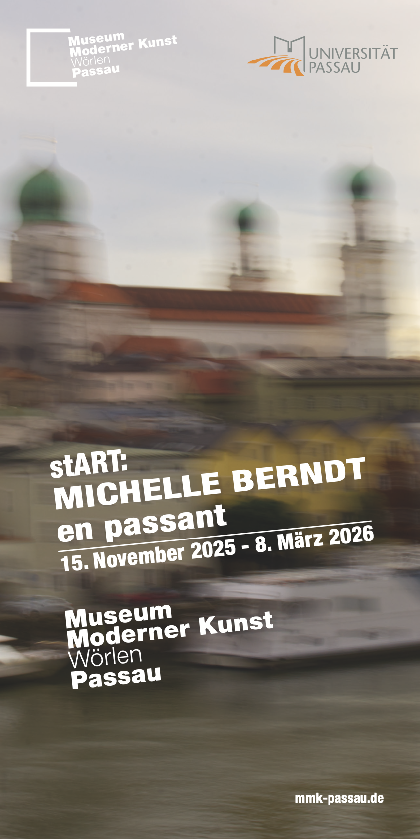 Die erste von zwei Seiten der Einladungskarte zur Ausstellung "en passant". Auf dem ein bewegungsverzerrte Foto von Passau mit dem Dom. 