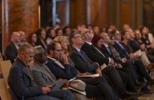 Publikum Es ist ein Bildausschnitt aus dem Publikum zu sehen.