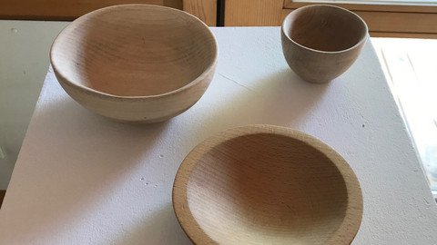 Holzschalen auf einem Tisch