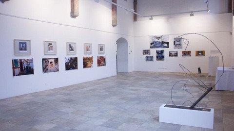 Ausstellungsraum mit Bildern an der Wand