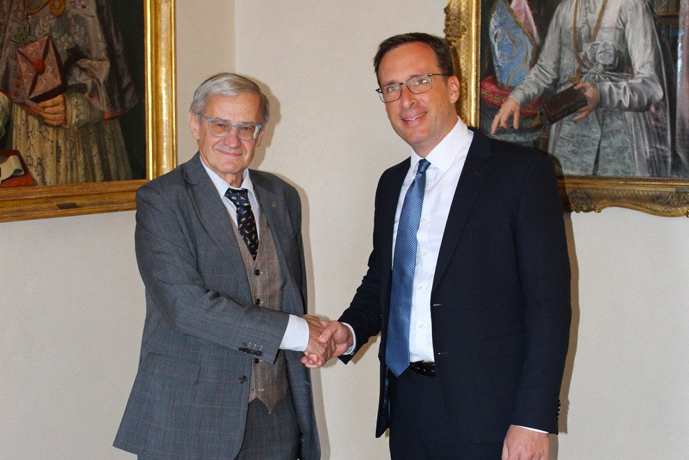 Bild1: Freuen sich &uuml;ber den gemeinsamen Austausch und k&uuml;nftige Perspektiven: Jiř&iacute; Zima, Rektor der Karlsuniversit&auml;t Prag (l.) und Jan Hendrik Schumann, Pr&auml;sident der Universit&auml;t Passau; Foto: Karlsuniversit&auml;t Prag.