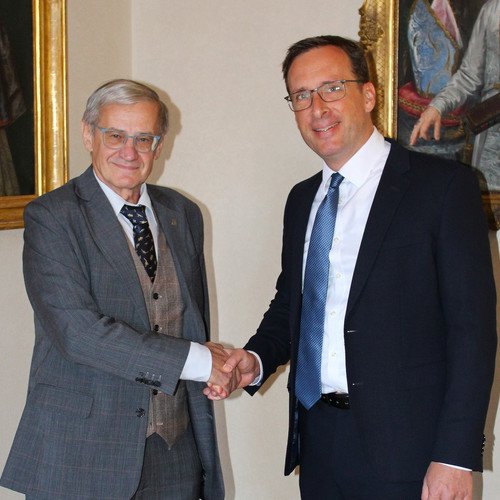 Bild1: Freuen sich &uuml;ber den gemeinsamen Austausch und k&uuml;nftige Perspektiven: Jiř&iacute; Zima, Rektor der Karlsuniversit&auml;t Prag (l.) und Jan Hendrik Schumann, Pr&auml;sident der Universit&auml;t Passau; Foto: Karlsuniversit&auml;t Prag.