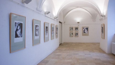 Flur mit Deckengew&ouml;lbe und Bildern an der Wand