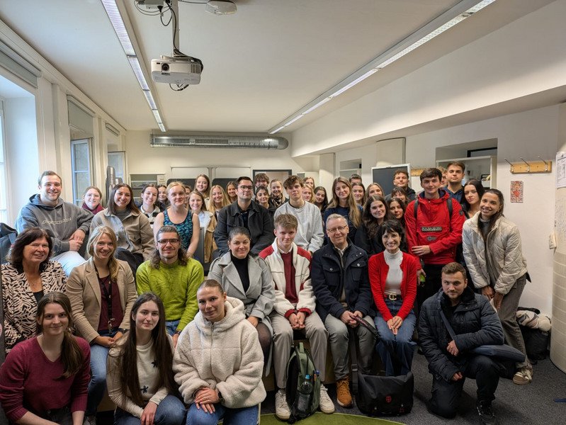 Dr. Doris Cihlars (sitzend, 2.v.r.) und ihre tschechischen Kollegen doc. PaedDr. Hana Andrášová, Ph.D. (sitzend, 2. Reihe, 1.v.l.) und RNDr. PhDr. Jan Fialá, Ph.D. (sitzend, 3.v.r.) bedankten sich beim DiLab-Team für die Unterstützung; Foto: Universität Passau