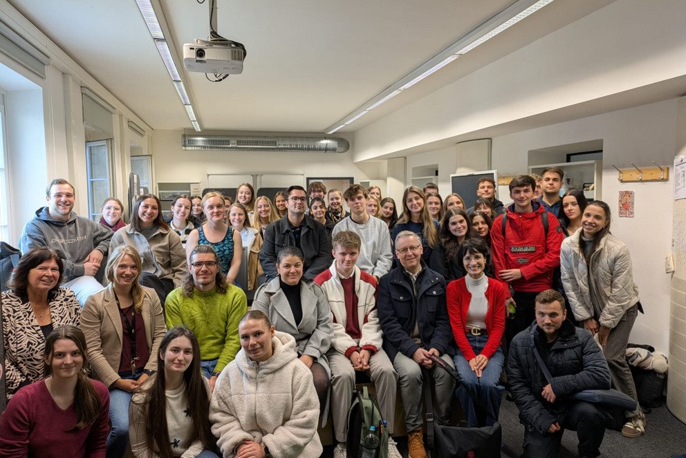 Dr. Doris Cihlars (sitzend, 2.v.r.) und ihre tschechischen Kollegen doc. PaedDr. Hana Andr&aacute;&scaron;ov&aacute;, Ph.D. (sitzend, 2. Reihe, 1.v.l.) und RNDr. PhDr. Jan Fial&aacute;, Ph.D. (sitzend, 3.v.r.) bedankten sich beim DiLab-Team f&uuml;r die Unterst&uuml;tzung; Foto: Universit&auml;t Passau