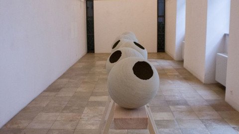 Drei Kugeln mit L&ouml;chern