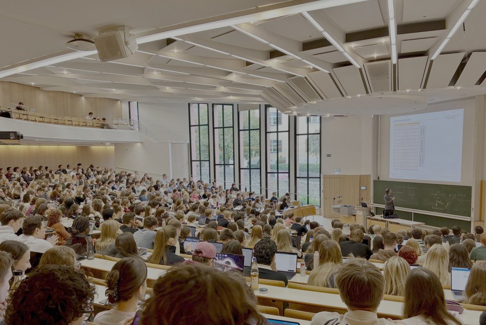 Studierende im Audimax zu Vorlesungsbeginn; Foto: Universit&auml;t Passau.