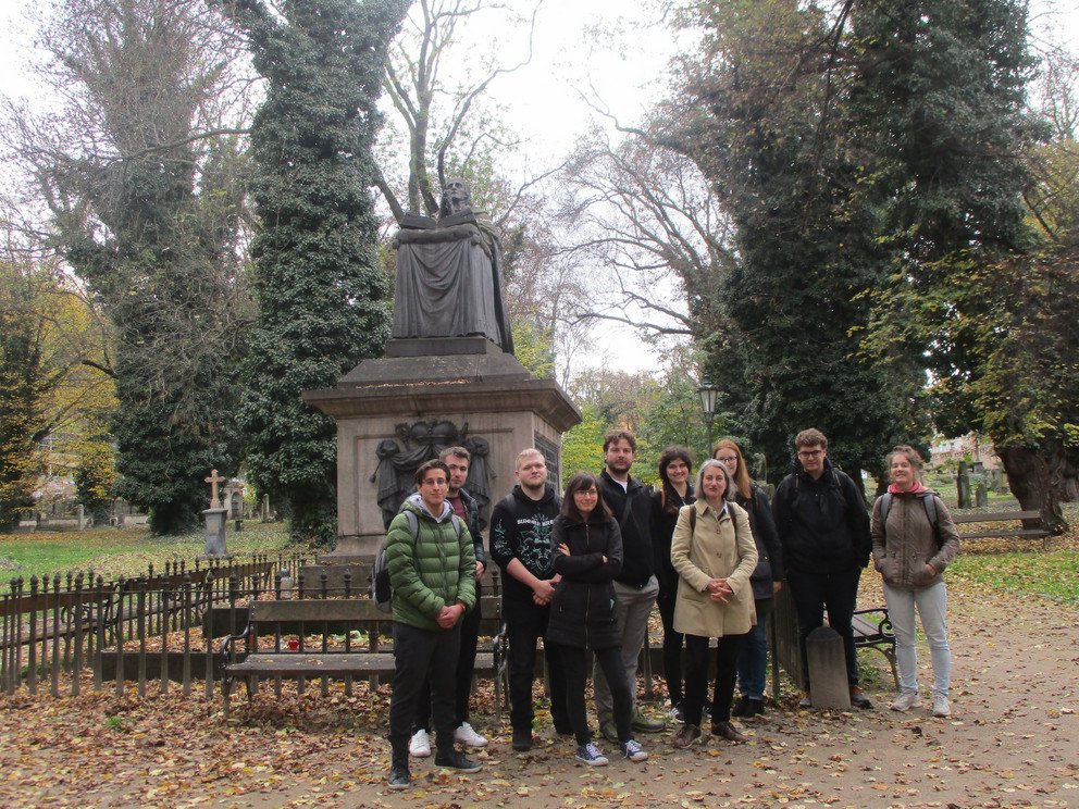 Studenten auf dem Friedhof