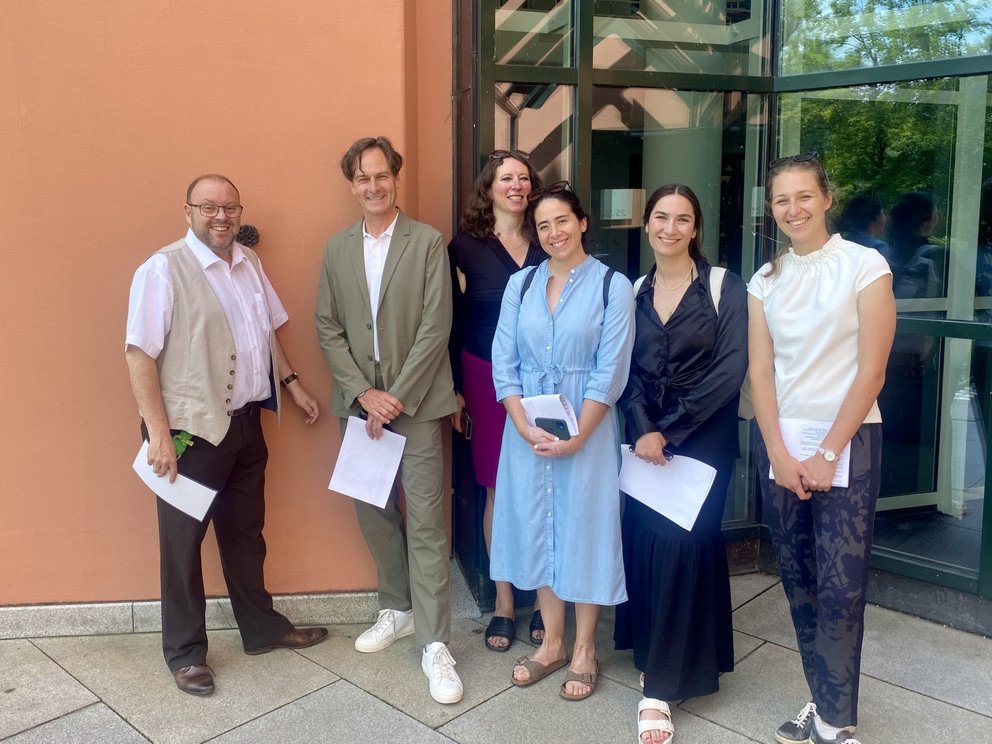 Group picture with university archivist in front of Philosophicum