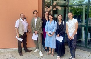 Group picture with university archivist in front of Philosophicum
