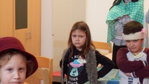 Kinder mit traurigem Gesichtsausdruck