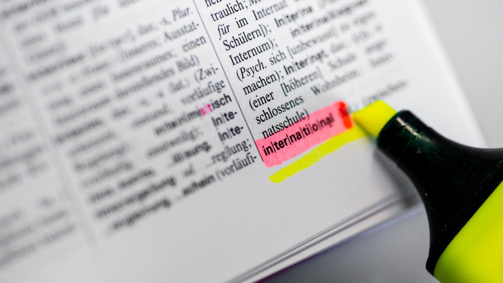 International mit Textmarker hervorgehoben im Text