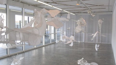 H&auml;ngende Kunstelemente im Ausstellungsraum