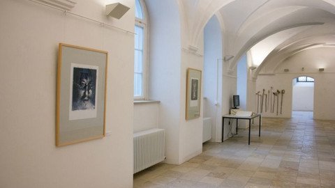 Flur mit Deckengew&ouml;lbe und Bildern an der Wand