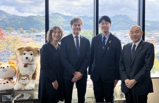 [Translate to Englisch:] Prof. Barmeyer mit Bürgermeister Odate und Gästen