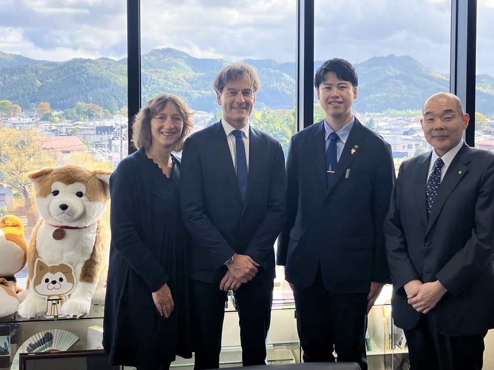 [Translate to Englisch:] Prof. Barmeyer mit B&uuml;rgermeister Odate und G&auml;sten