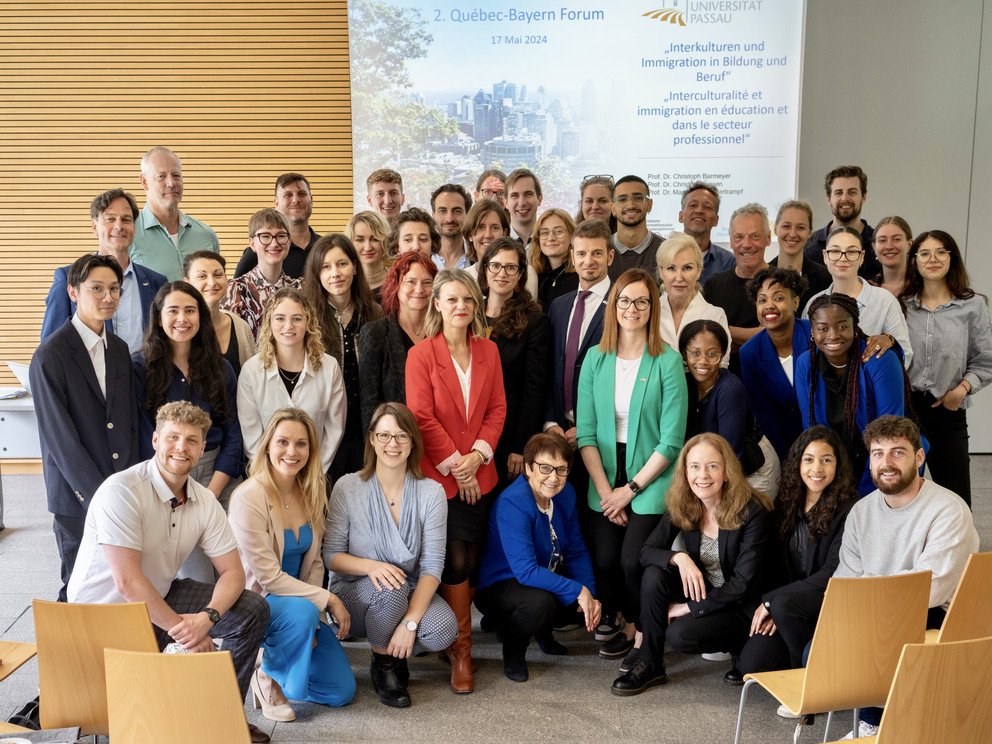 Gruppenbild der Vortragenden und Teilnehmenden beim Qu&eacute;bec-Bayern Forum 2024
