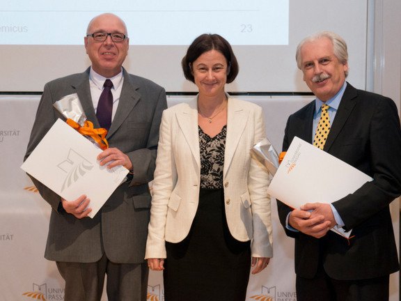 Verleihung des Preises f&uuml;r besondere Verdienste um die Internationalisierung der Universit&auml;t Passau an Prof. Dr. Hans Ziegler (li.) und an Prof. Dr. Ernst Struck (re.), November 2014 