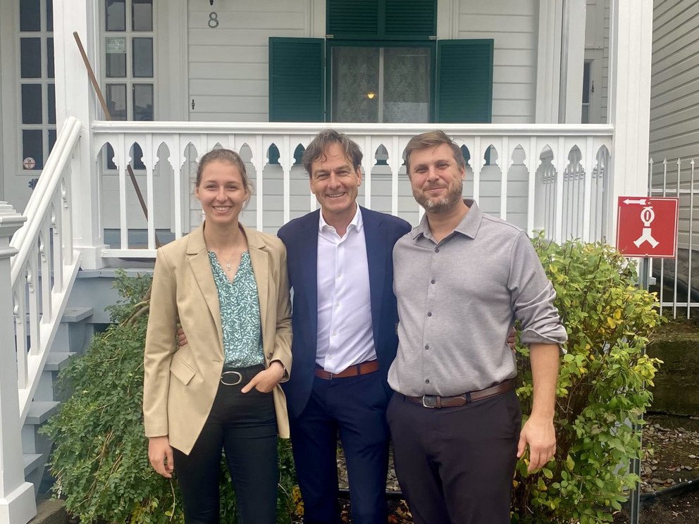 Elisabeth Huber, Prof. Dr. Christoph Barmeyer and Tobi Rodrigue in front of the Maison Alphonse Desjardins in L&eacute;vis