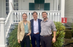 Elisabeth Huber, Prof. Dr. Christoph Barmeyer and Tobi Rodrigue in front of the Maison Alphonse Desjardins in Lévis