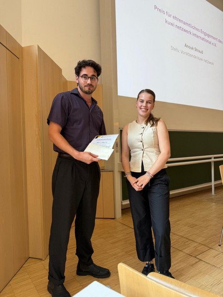 Noah Hänsch, Preisträger netzwerk.preis für Ehrenamtliches Engagement, und Anouk Strauß, Stellv. Vorsitzende kuwi netzwerk international e.V.; Foto: kuwi netzwerk international e.V.