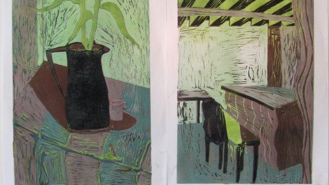 Bilder einer Vase und eines Stuhls an einem Tisch