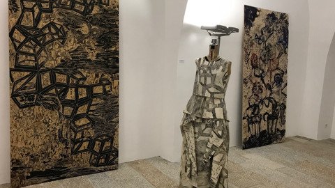 Ausstellungsraum eine Lampe zwischen zwei Bildern